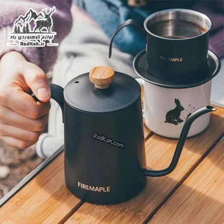 کتری قهوه‌ ساز مدل Orca در کنار تجهیزات کمپینگ در فضای باز