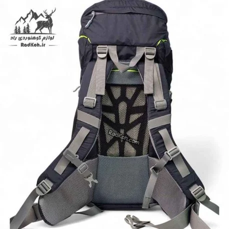 کوله پشتی کوه نوردی صخره دارای حلقه‌های خارجی برای اتصال باتوم، کفش یا تجهیزات کمپ
